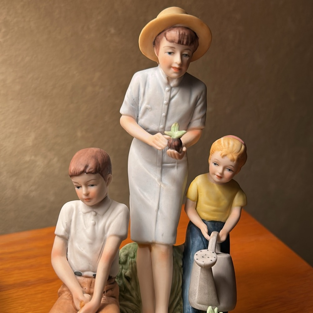 Authentic Norman Rockwell Figurine
Planting the Garden. Mint condition - Picture 7 of 11
